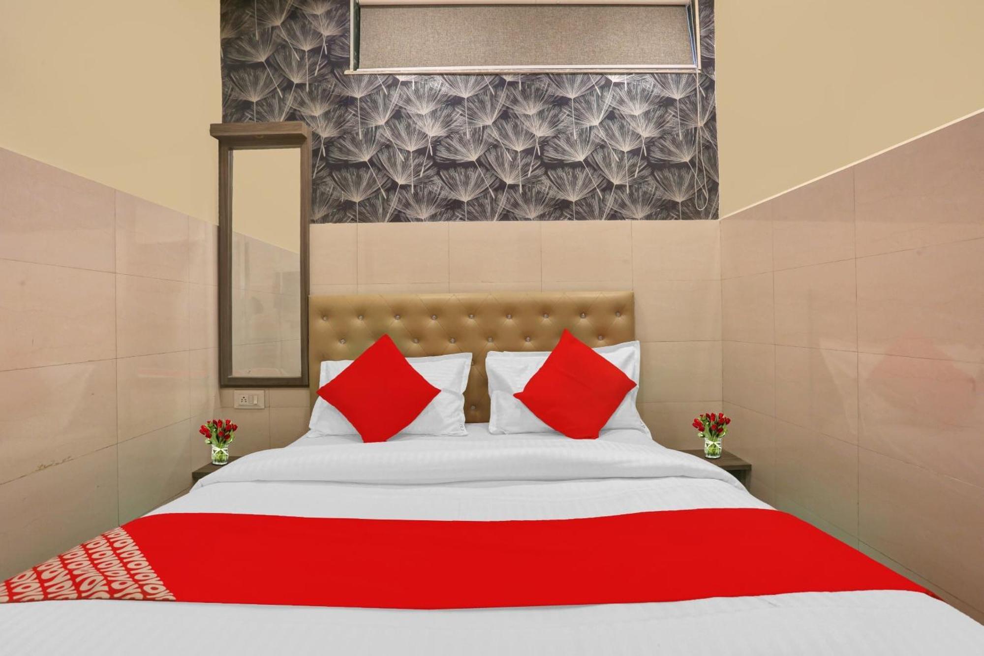 Hotel O Nandi Palace Lodging And Boarding Ulhāsnagar Esterno foto