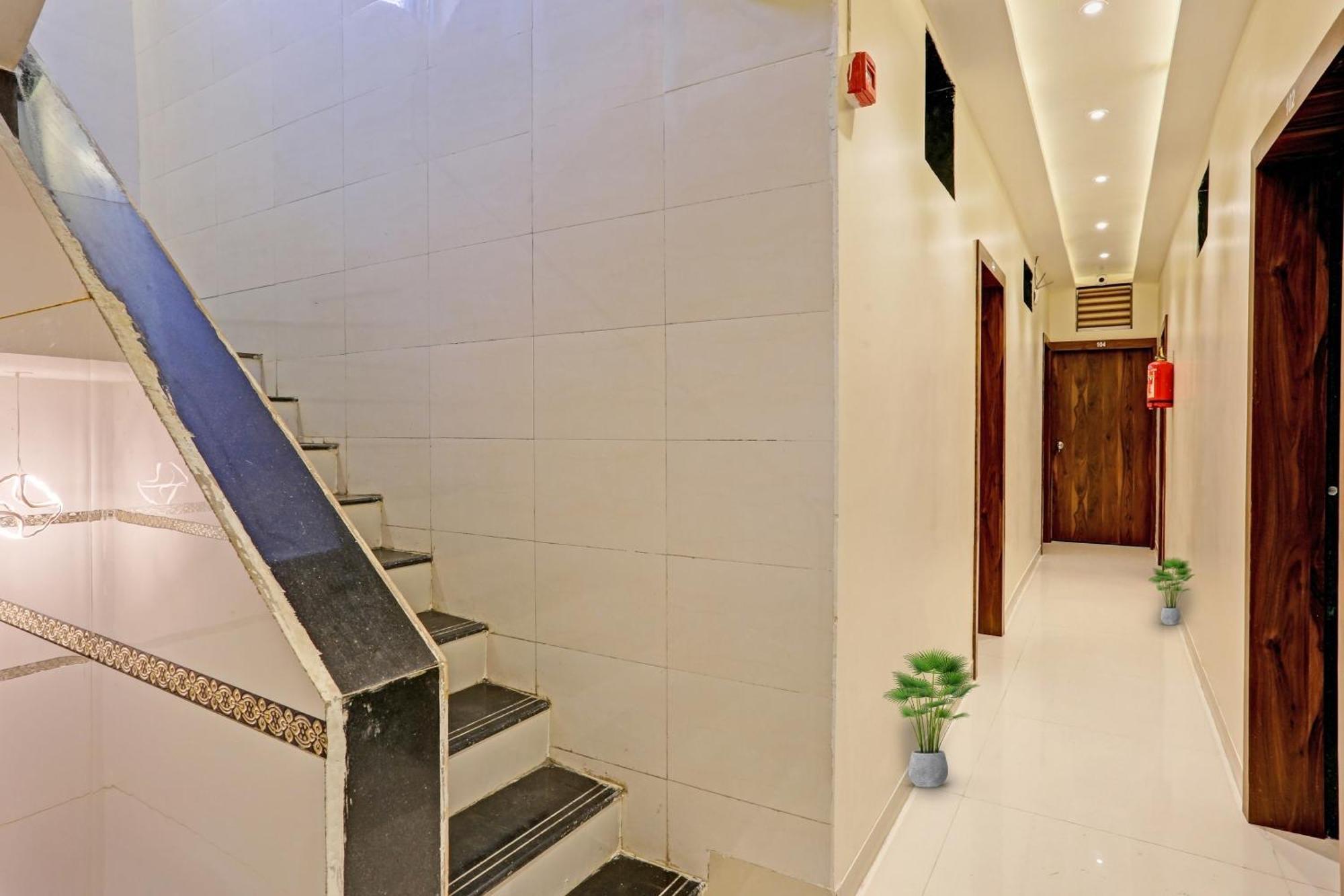 Hotel O Nandi Palace Lodging And Boarding Ulhāsnagar Esterno foto